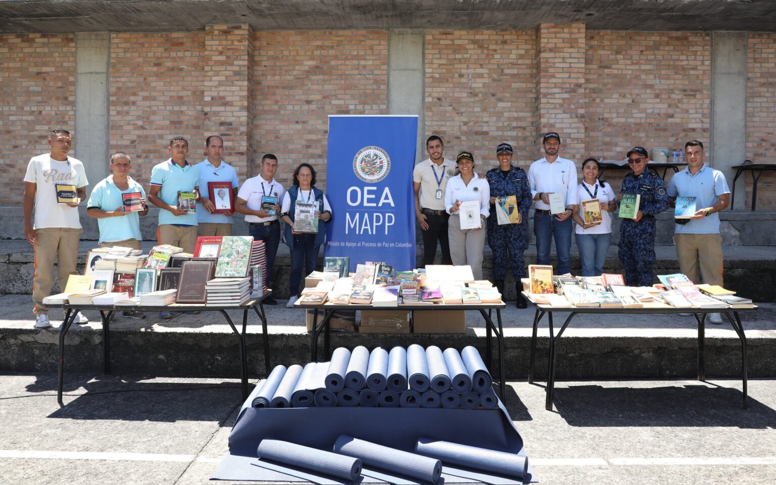 11.000 libros de la Campaña “Donar un Libro es un Hecho de Paz”, de la ...