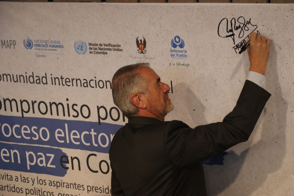 Firma Compromiso Defensoria Jefe